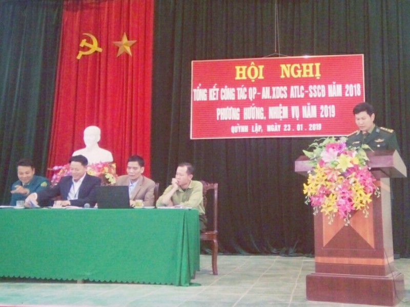 Đồng chí Thượng tá Trần Xuân Hiểu, Đồn trưởng Đồn Biên Phòng Quỳnh Phương phát biểu tại hội nghị