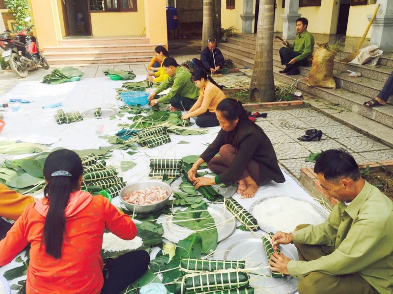 Các thành viên MTTQ, Ban công tác Mặt trận các thôn và cán bộ Đồn Biên Phòng Quỳnh Phương tổ chức gói bánh chưng
