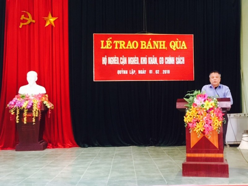 Đại tá Lê Văn Lợi sau khi nghỉ hưu đã nhiều năm tặng quà cho các hộ nghèo trong dịp Tết nguyên đán