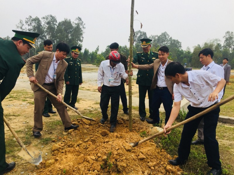 Đồng chí Hồ Sỹ Hoàng, Bí thư Đảng ủy, Chủ tịch HĐND xã và các đồng chí trong Ban Thường vụ trồng cây tại Khu quy hoạch đấu giá đất ở thôn Tân Long