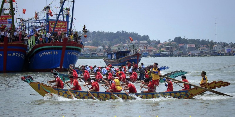 Đua thuyền trong Lễ hội Đền Hạ