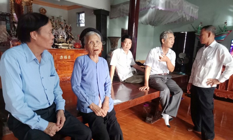 Lãnh đạo thị xã thắp hương và tặng quà cho gia đình bà Lê Thị Ao có chồng là liệt sỹ