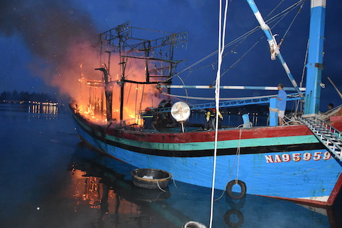 Một vụ cháy tàu cá tại xã Quỳnh Lập (Ảnh Thanh Yên)