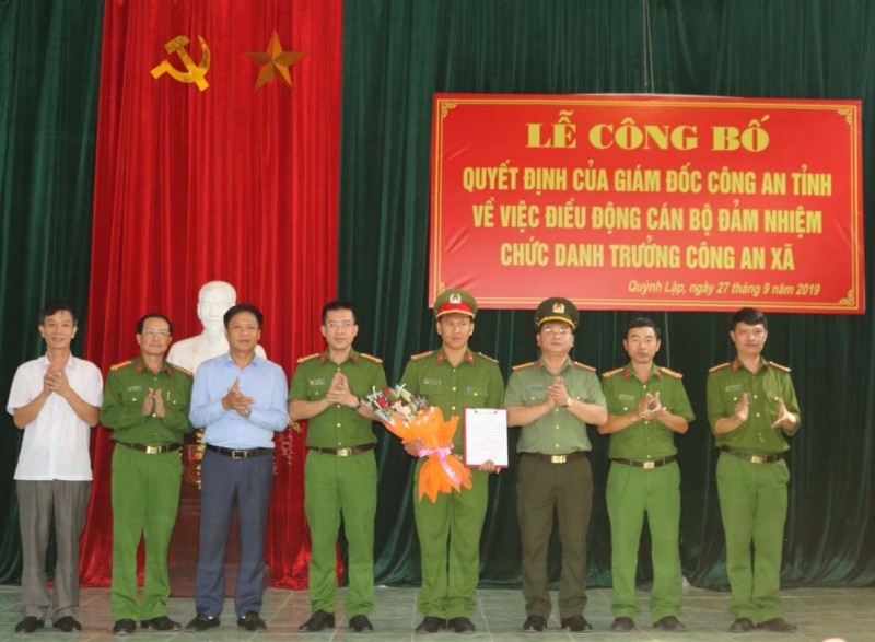 Lãnh đạo Công An tỉnh, Công An thị xã và lãnh đạo thị xã tặng hoa chúc mừng đồng chí Nguyễn Đình Châu