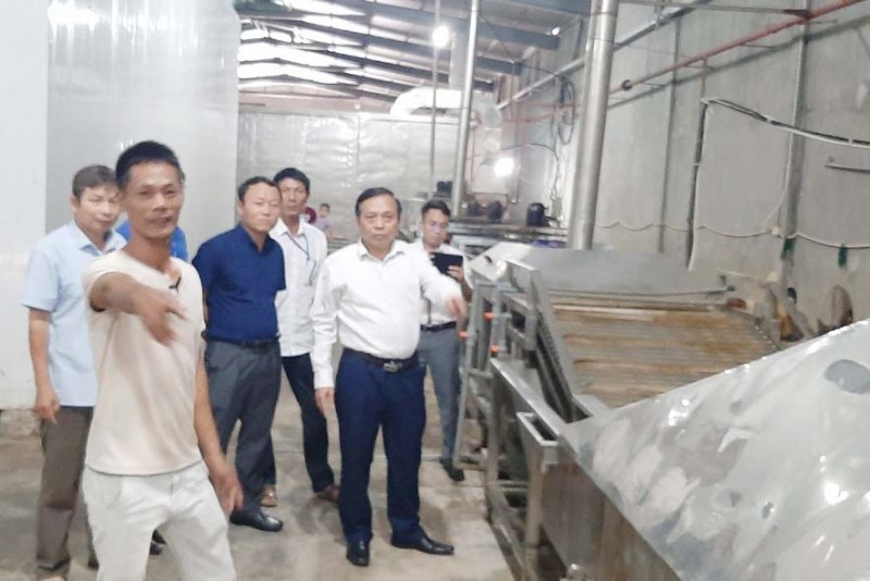 Đồng chí Nguyễn Công Tùng, Chủ tịch Hội Nông Dân tỉnh và các đồng chí cùng đi trong đoàn thăm cơ sở chế biến hải sản của ông Lê Minh Châu