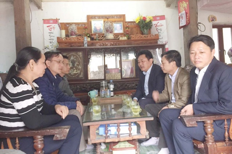 Lãnh đạo thị xã Hoàng Mai và xã Quỳnh Lập thăm hỏi động viên gia đình anh Hồ Nghĩa Đàn có 2 con bị tai nạn giao thông