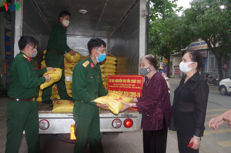 Mẹ Liệt sĩ Nguyễn Thị Tửu ở Hà Tĩnh dùng tiền tiết kiệm mua 2 tấn gạo ủng hộ chống dịch Covid-19 (ảnh: internet)