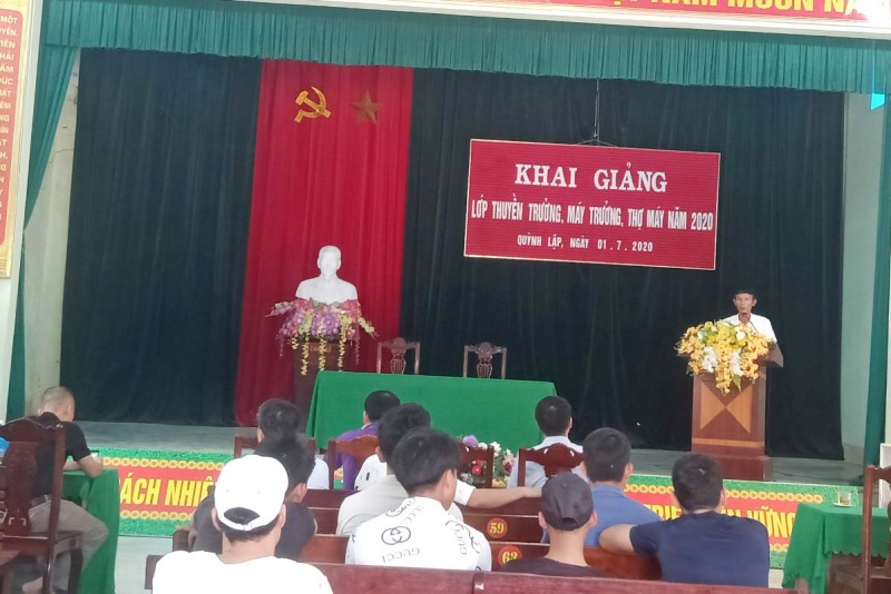 Ông Trần Đình Ánh, Phó chủ tịch UBND xã phát biểu tại lễ khai giảng
