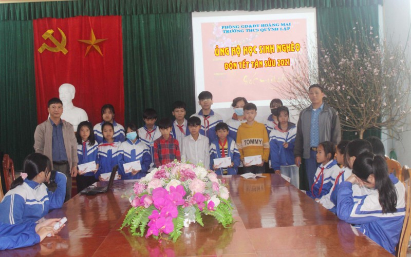 Trường THCS Quỳnh Lập trao, tặng quà tết cho các em học sinh có hoàn cảnh khó khăn