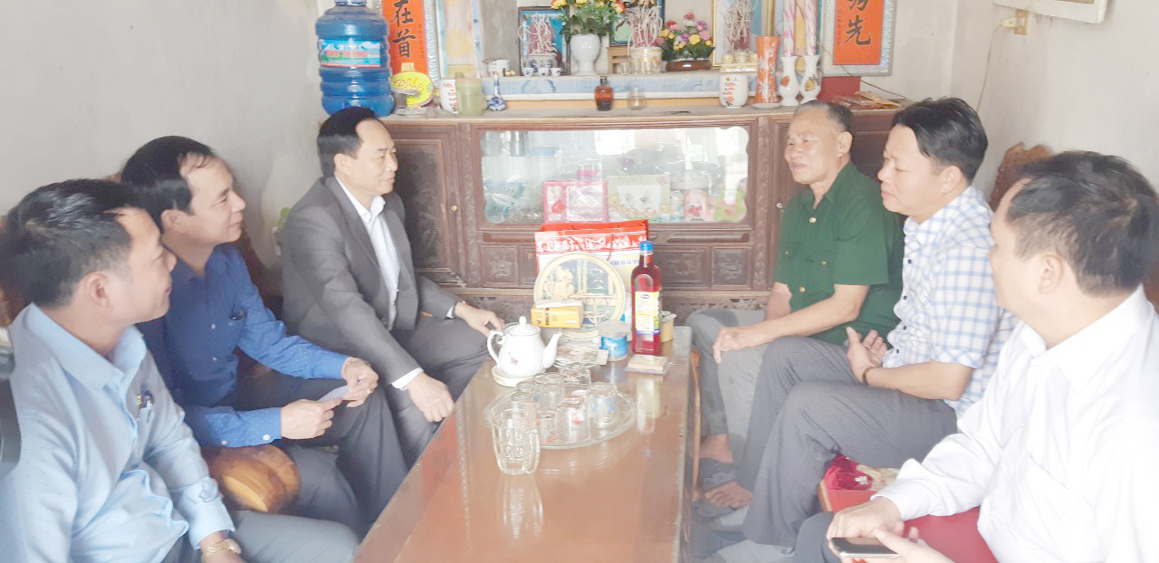 Lãnh đạo tỉnh, thị xã và địa phương thăm hỏi và tặng quà cho gia đình thương binh Lê Nguyễn Sinh
