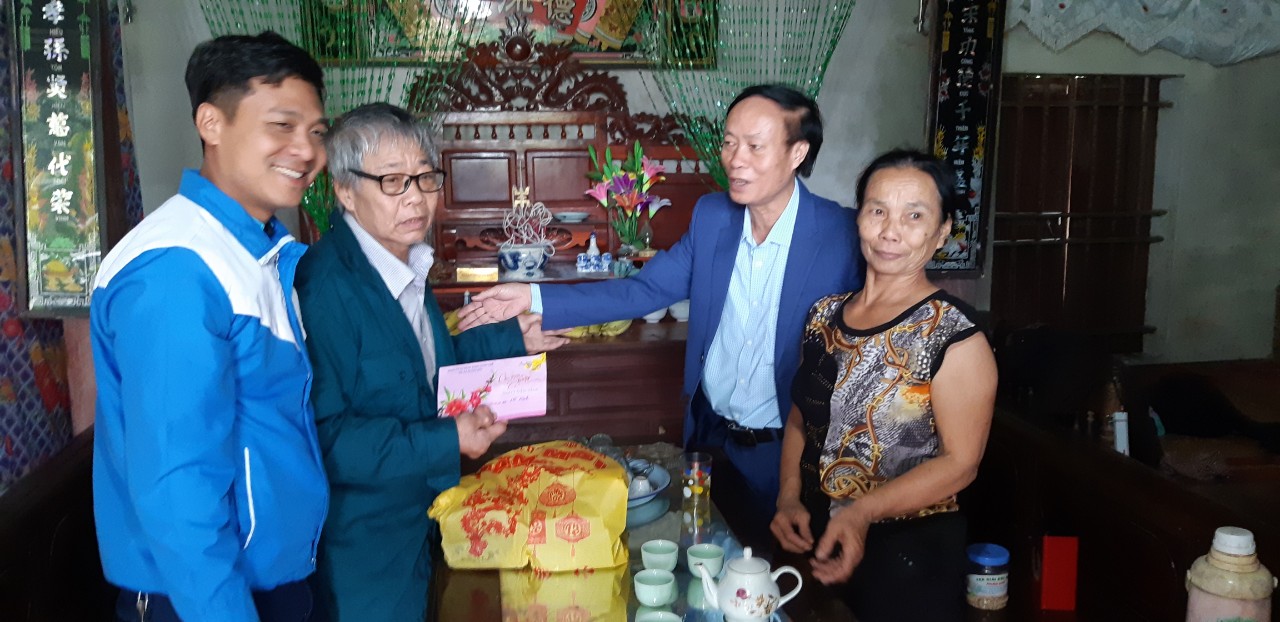 Đồng chí Nguyễn Đình Tề, Ủy viên Ban Thường vụ Trưởng Ban Dân vận thăm và tặng quà gia đình đồng chí Hồ Hạnh, chi bộ Tân Long