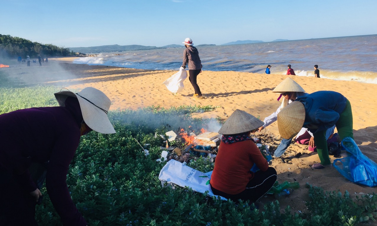 Hội viên Hội Liên Hiệp Phụ Nữ xã vệ sinh làm sạch bãi biển