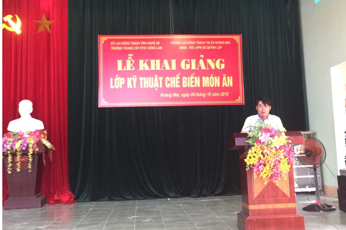 ông Phan Đức Thuận, Phó hiệu trưởng trường Trung cấp KTKT Hồng Lam phát biểu tại lễ khai giảng