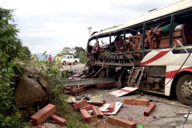 Chiếc xe khách bị nổ do chở pháo lậu, gỗ trên xe văng tung tóe. 8 người chết và 3 người bị thương trên chuyến xe này (tapchigiaothong.vn. Ảnh: N.L)
