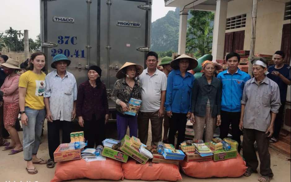 Hàng cứu trợ của xã và thị xã Hoàng Mai được chuyển đến Nhân dân tỉnh Quảng Bình