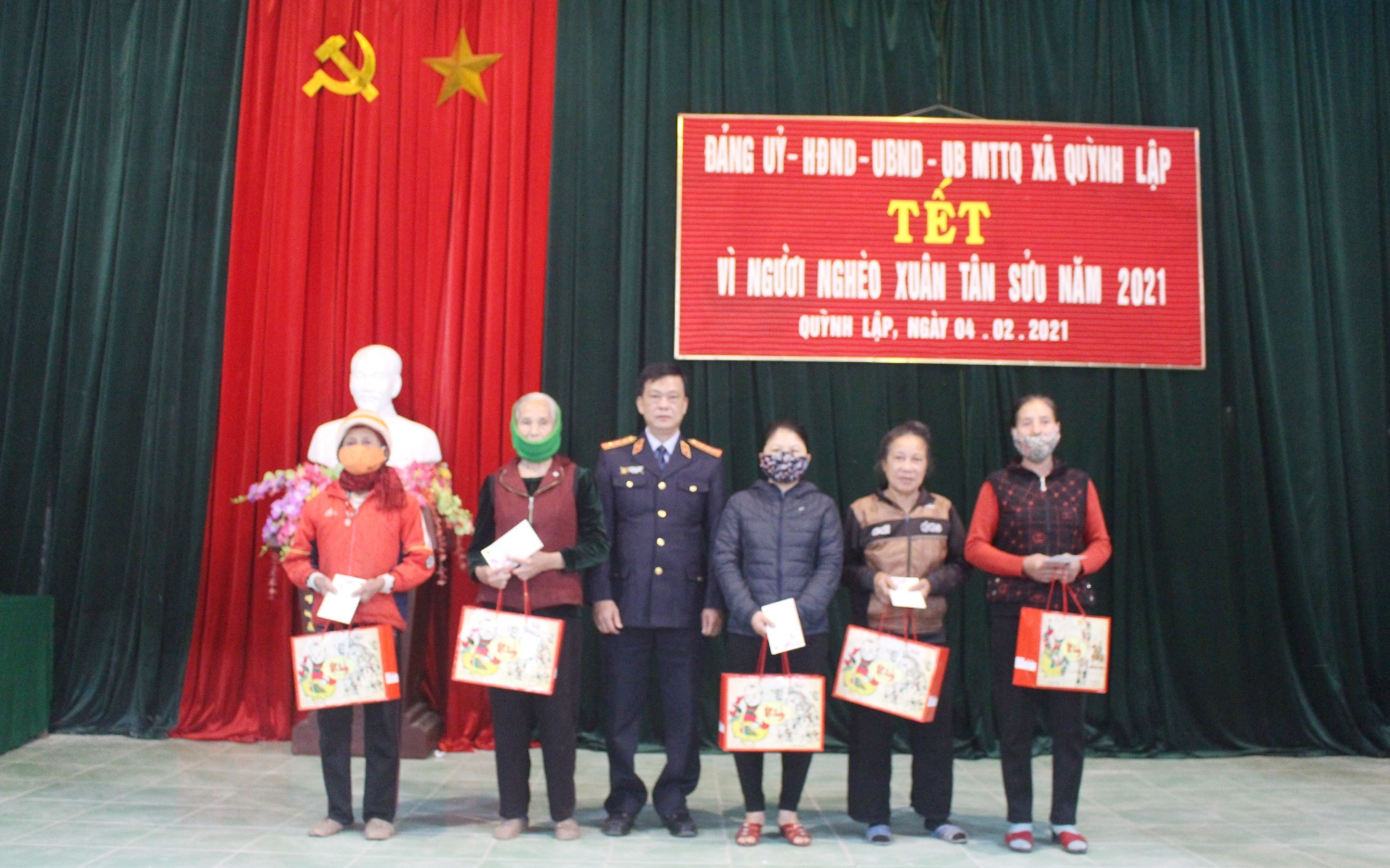 Đồng chí Nguyễn Thanh Hiến, Thị ủy viên, Viên trưởng viện kiếm sát Nhân dân tặng 10 suất quà cho các hộ nghèo