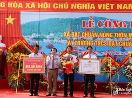 Trao Bằng công nhận đạt chuẩn NTM cho xã Quỳnh Lập.