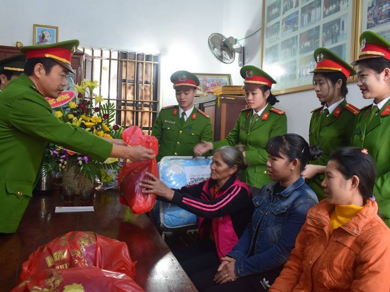 Công An thị xã Hoàng Mai tặng quà cho các hộ nghèo xã Quỳnh Lập