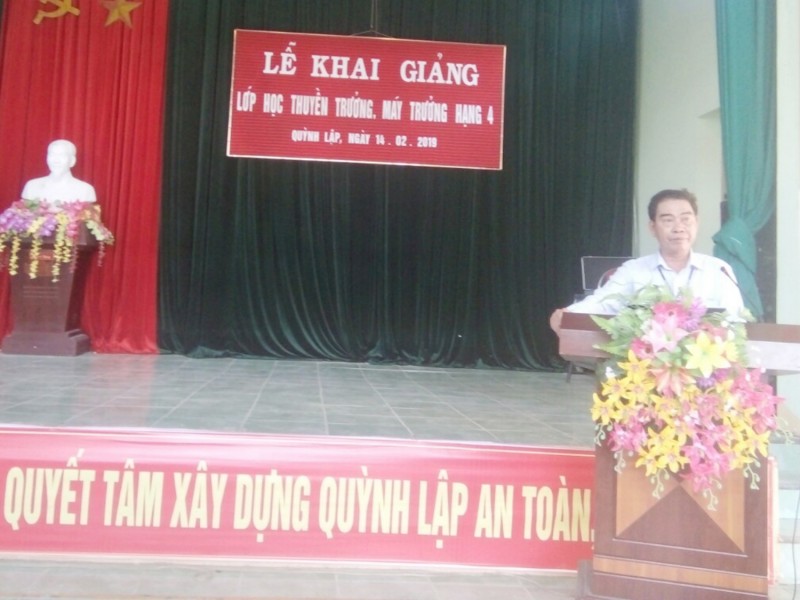 Thầy giáo Thạc sỹ Lê Bá Bình, Trường Đại học Thủy sản Nha Trang đọc Quyết định mở lớp học