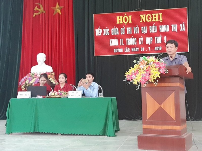 Ông Hồ Văn Cậy, Ủy viên Ban Thường vụ, Trưởng Ban Tổ chức Thị ủy, Đại biểu HĐND thị xã phát biểu tại hội nghị