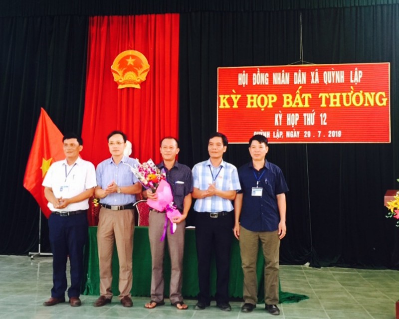 Ông Nguyễn Duy Xuyên, Thị ủy viên, Phó Chủ tịch HĐND thị xã và lãnh đạo xã chúc mừng ông Trần Đức Linh