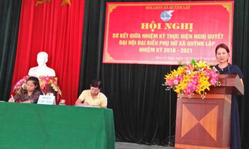 Bà Hồ Thị Hằng, Thị ủy viên, Chủ tịch Hội LHPN thị xã phát biểu tại hội nghị