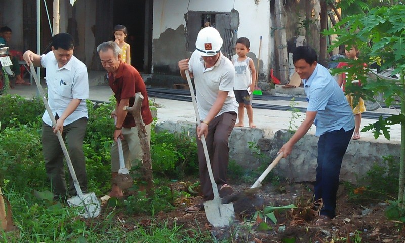 Cán bộ xã và cán bộ thôn làm thủ tục động thổ xây nhà cho gia đình anh Bùi Văn An