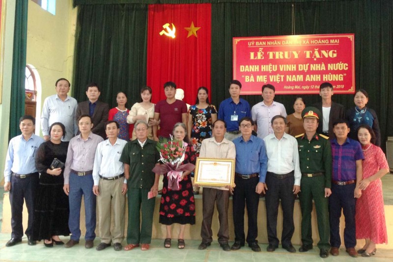 Lãnh đạo thị xã chụp ảnh lưu niệm với thân nhân gia đình Bà mẹ Việt Nam Anh Hùng