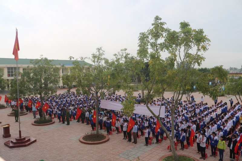 Toàn cảnh lễ ra quân tuyên truyền tại Trường THCS Quỳnh Lập