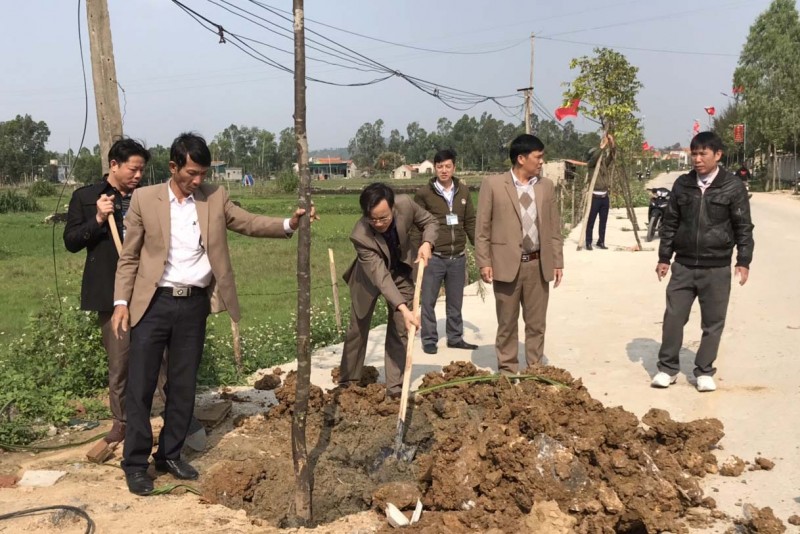 Đồng chí Nguyễn Duy Xuyên, Thị ủy viên, Phó Chủ tịch HĐND thị xã và các đồng chí lãnh đạo địa phương trồng cây đầu Xuân 2020