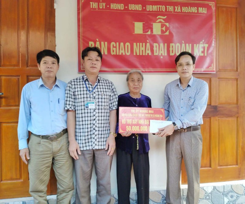 Ông Nguyễn Duy Xuyên, Thị ủy viên, Phó Chủ tịch HĐND thị xã trao tiền hỗ trợ cho bà Hồ Thị Hải