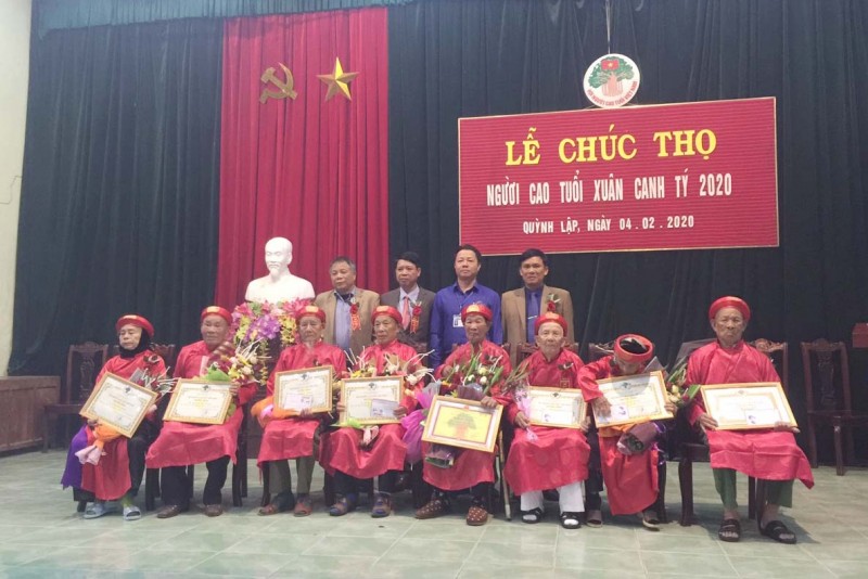 Các đồng chí lãnh đạo xã và đại tá Lê Văn Lợi trao gấy chúc thọ và tặng quà cho các cụ