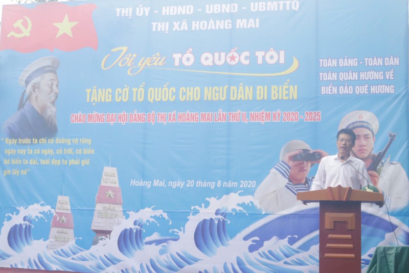 Đồng chí Lê Trường Giang, Bí thư Thị ủy Hoàng Mai phát biểu tại buổi tặng cờ cho ngư dân (ảnh: Trương Công Vũ)