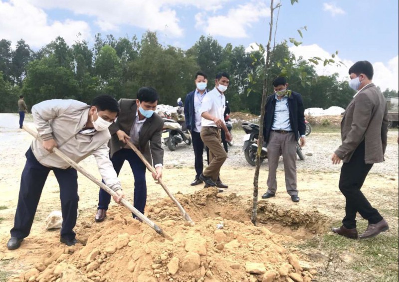 Các đồng chí lãnh đạo xã đang trồng cây tại Khu đất đấu giá thôn Sơn Long