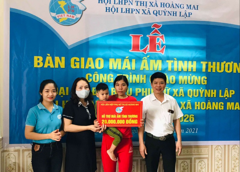 Bà Nguyễn Thị Vân, Phó Chủ tịch HLHPN thị xã Hoàng Mai cùng với Đảng ủy, Hội LHPN xã trao tiền hỗ trợ cho gia đình chị Phượng
