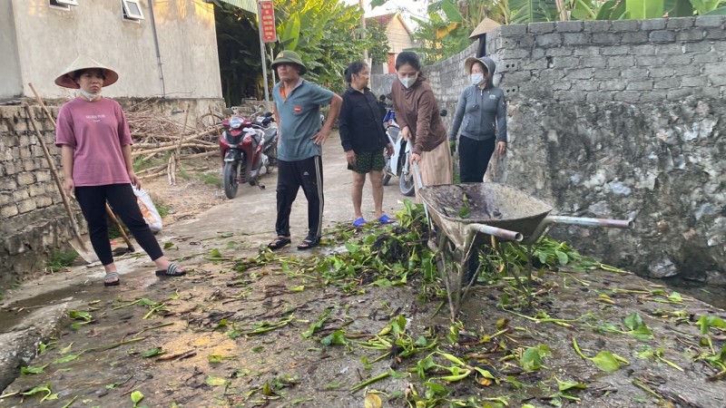 Cán bộ, Nhân dân thôn Sơn Long tham gia vệ sinh môi trường "Ngày Chủ nhật xanh"