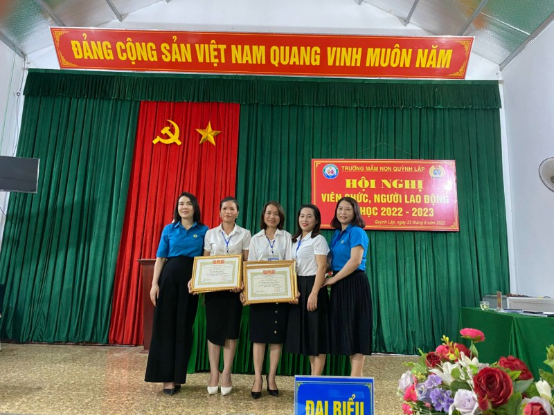Bà Trần Thị Bích thị ủy viên, chủ tịch Liên đoàn động thị xã Hoàng Mai trao Bằng khen của LĐLĐ tỉnh cho đoàn viên