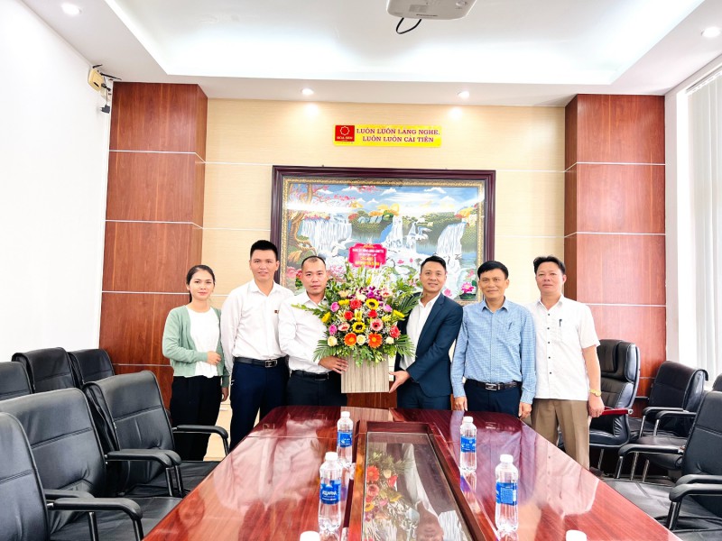 Lãnh đạo địa phương tới thăm và tặng hoa tại doanh nghiệp Tôn Hoa Sen