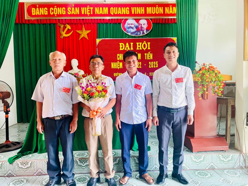 Đ/c Hồ Cảnh Thuận - ThUV, Bí thư Đảng uỷ xã tặng hoa chúc mừng chi uỷ mới