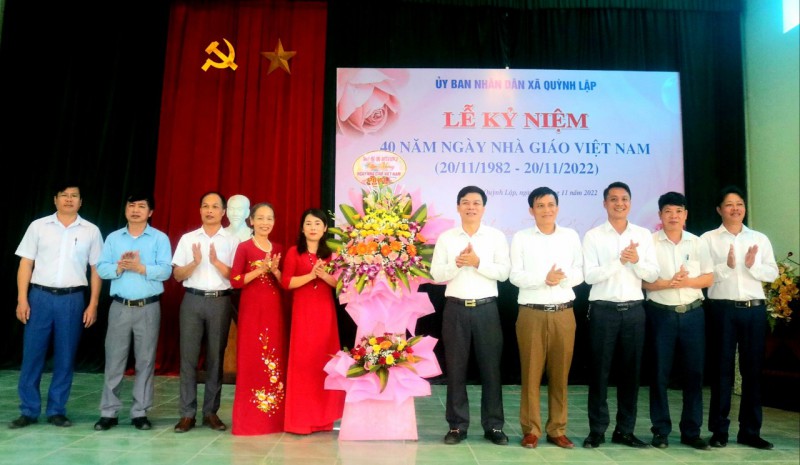 Tặng hoa chúc mừng các thầy cô giáo nhân dịp kỷ niệm 40 năm ngày Nhà giáo Việt Nam 20/11
