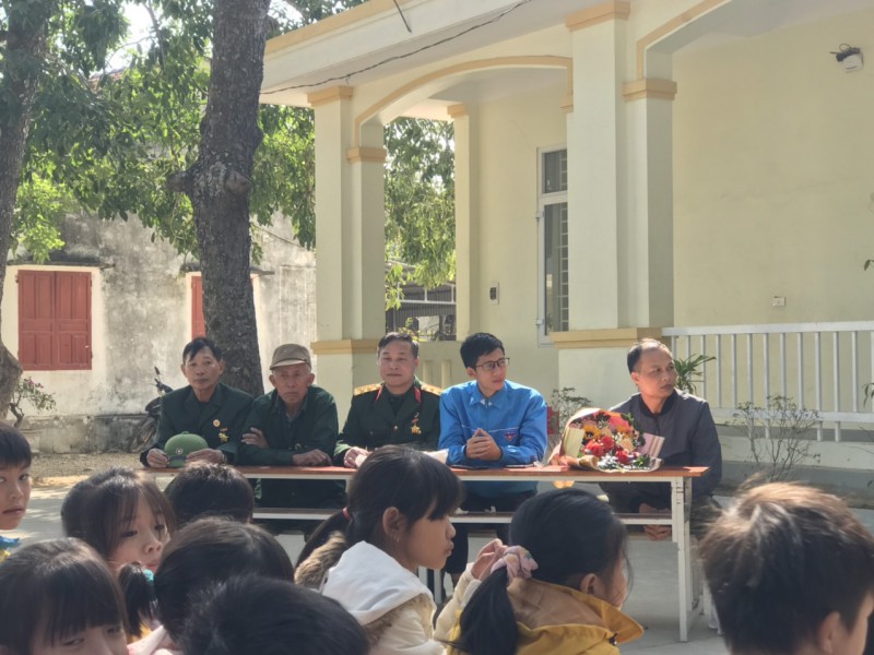 Liên đội trường Tiểu học Quỳnh Lập B tổ chức buổi Sinh hoạt dưới cờ, chủ đề: Theo bước chân anh bộ đội cụ Hồ.