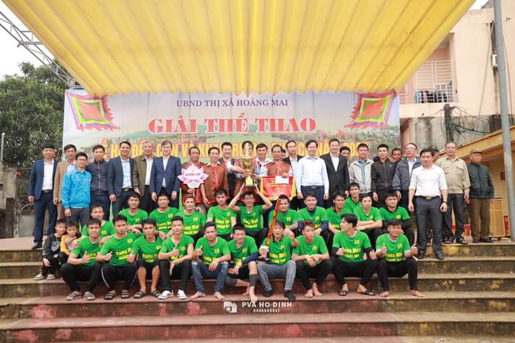 Đội đua thuyền xã Quỳnh Lập vô địch môn đua thuyền Lễ hội đền Cờn năm 2023