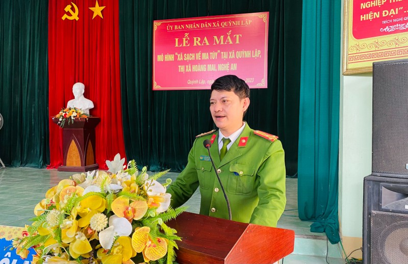 Thượng tá Nguyễn Hữu Tĩnh, Phó Trưởng Công an thị xã phát biểu tại lễ ra mắt mô hình "xã sạch về ma túy"