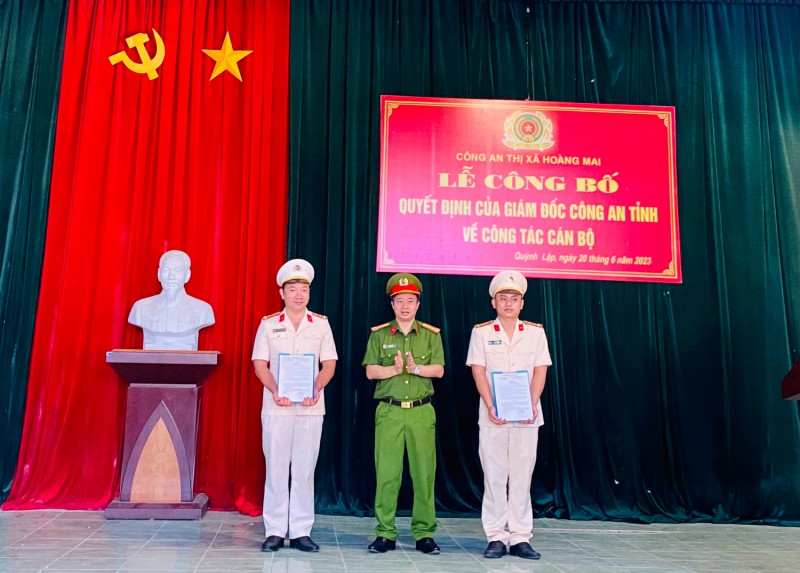 Thượng tá Trần Phúc Tú, UVBTV, Bí thư Đảng ủy, Trưởng CATX trao Quyết định bổ nhiệm cán bộ