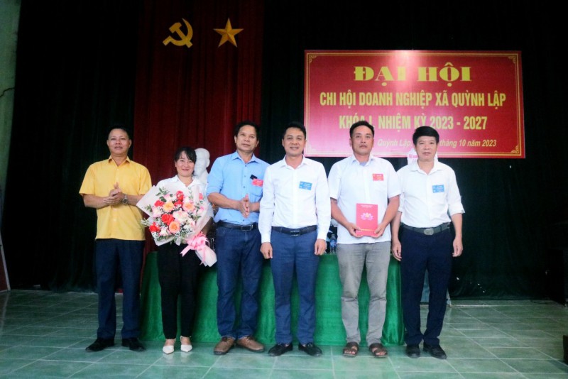 Ban Thường vụ Đảng bộ tặng hoa chúc mừng Đại hội Chi hội Doanh nghiệp xã Quỳnh Lập