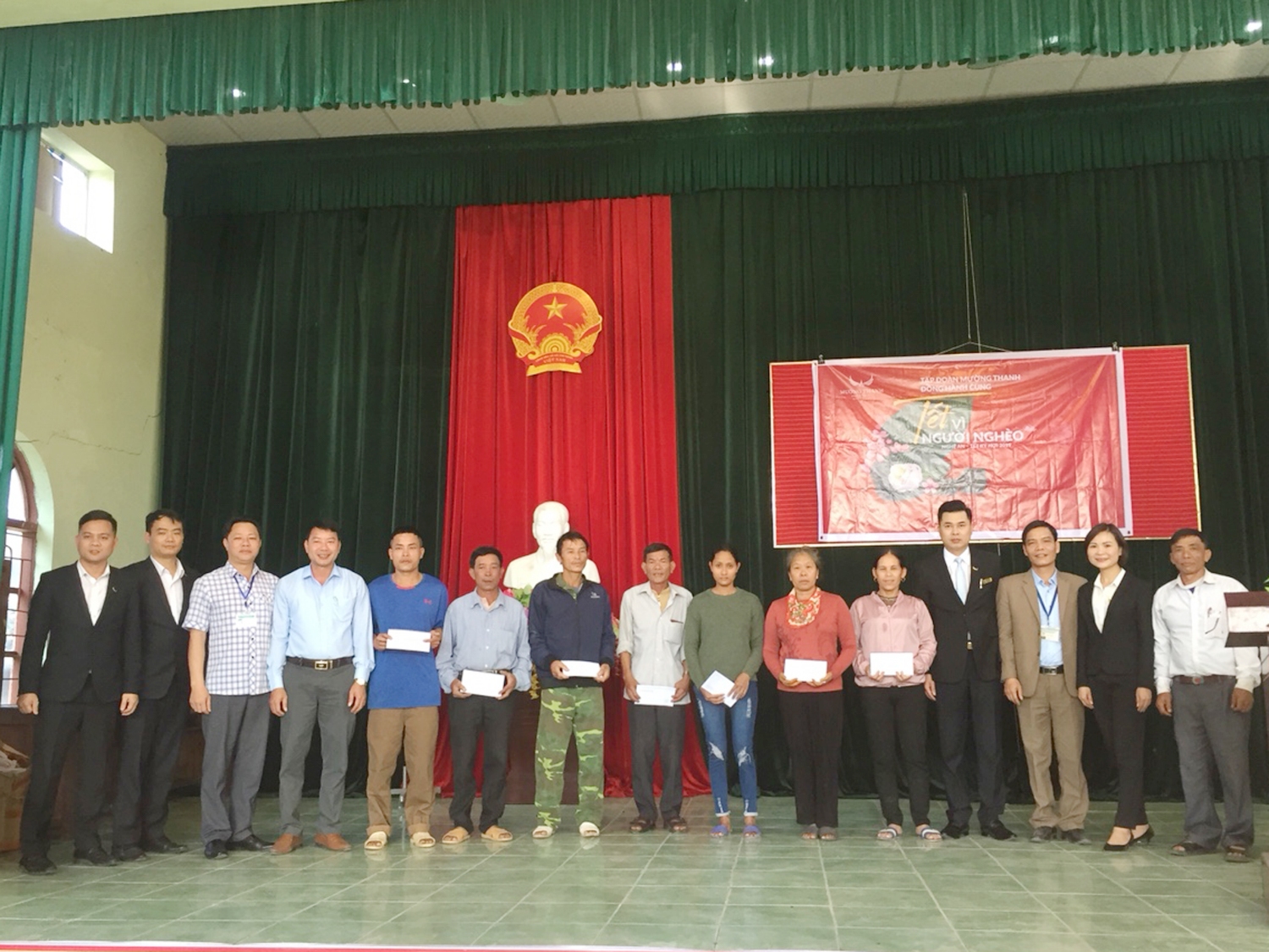 Ông Nguyễn Văn Bắc, Trưởng Phòng LĐTB&XH; lãnh đạo xã và lãnh đạo Tập đoàn Mường Thanh tặng quà tại buổi lễ