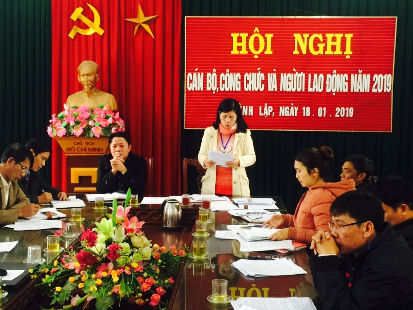 Đồng chí Lê Bá Vân, Chủ tịch UBND xã và đồng chí Lê Thị Hứa, Chủ tịch Công Đoàn chủ trì hội nghị