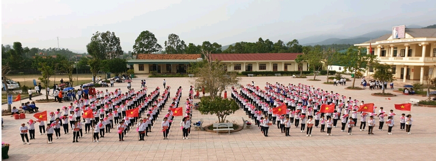 Tập thể học sinh biểu diễn bài múa hát sân trường ngày 20/3/2019