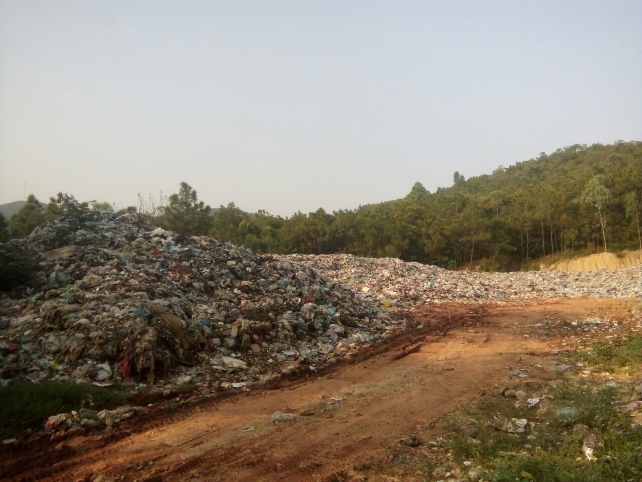 Toàn cảnh bãi rác xã Quỳnh Lập