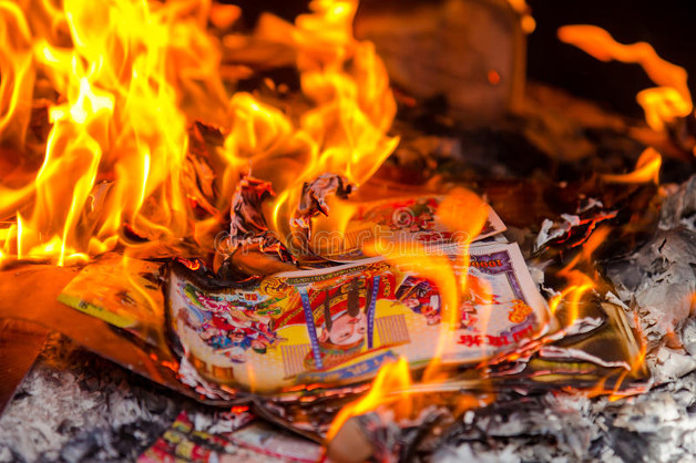 Tục đốt vàng mã, tiền âm phủ của người Việt (Nguồn ảnh internet)